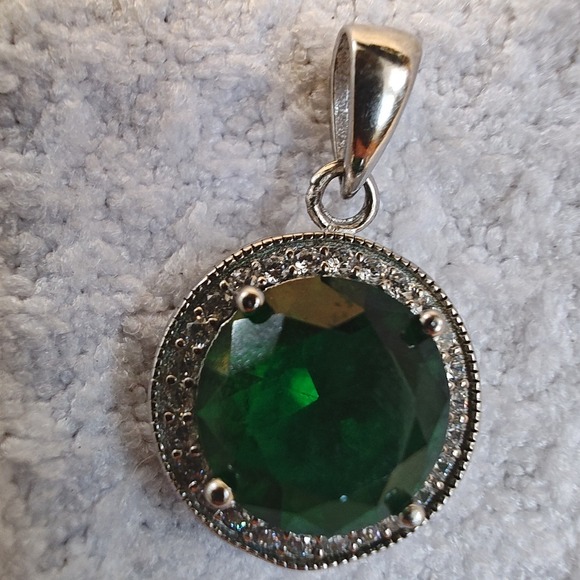 Unbranded Jewelry - Pendant Green Silver Round Halo